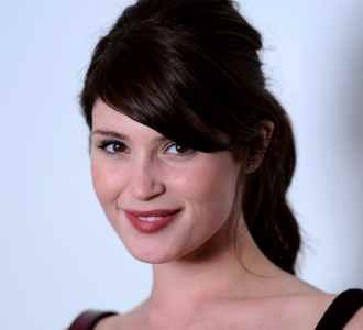 Senyum Manis Si Gadis Bond