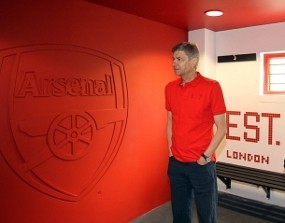 Wenger Masih Cari Defender
