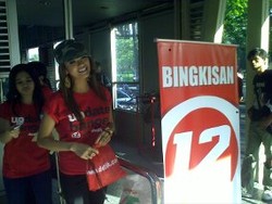 Farah Quinn Laris Diajak Foto Bareng di Halte Grogol