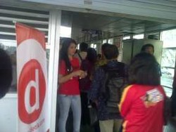 Hujan Deras, Tata Mahadewi Tak Surut Bagikan Tiket TransJ di Harmoni