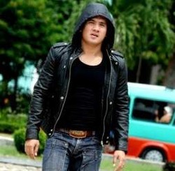 Saipul Jamil Bagi-bagi Tiket Gratis TransJakarta Bareng Pacar