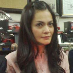 Cut Tari Stres, Ibunda Sakit Keras