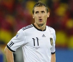 Klose Diragukan Tampil Lawan Uruguay