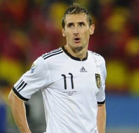 Klose Diragukan Tampil Lawan Uruguay