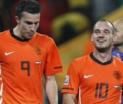 Gelandang Belanda Tajam, Striker Spanyol Dominan