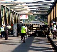 Mobil Boks Terguling di Cibubur
