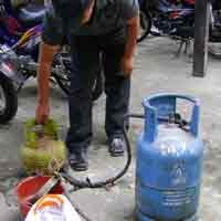 Gudang Pengoplos Elpiji di Malang Digerebek