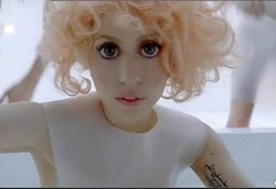 Lensa Kontak yang Bikin Mata Tampak Besar Ternyata Berbahaya