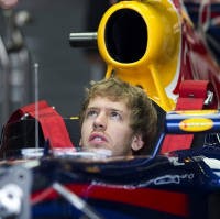 Vettel Memimpin di Sesi Pembuka 