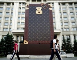 Louis Vuitton Rambah Bisnis Hotel Mewah