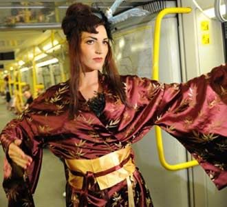 Lenggang-lenggok di Atas Kereta