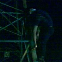 Wanita Pemanjat Sutet Stres Ribut Dengan Ibu Kandung