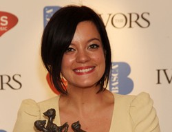 Lily Allen Segera Sewakan Busana Branded