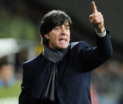 Jerman Mau Loew Bertahan