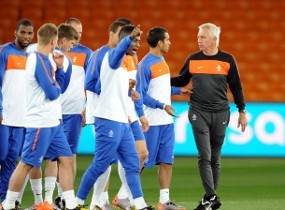 Singa Oranye Main ke Kebun Binatang Dulu