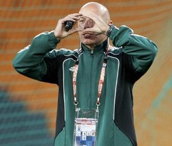 Candaan Istri untuk Howard Webb