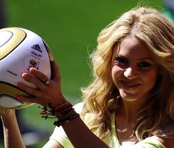 Shakira Padamu, Espana