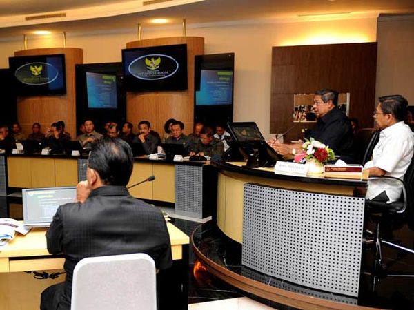 SBY Rapat Kabinet di Situation Room