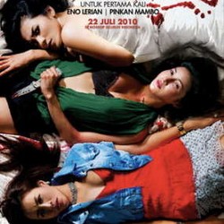  Enno Lerian Seksi Berbikini di Selimut Berdarah