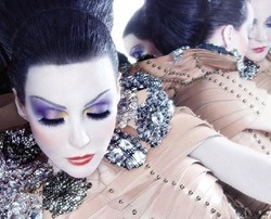 Daphne Guiness Bintangi Iklan Kosmetik Nars