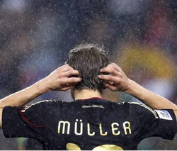 Mueller Juga Raih Sepatu Emas 