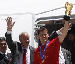 Tim Spanyol Kembali ke Kampung Halamannya