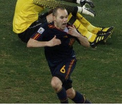 Iniesta Bawa Spanyol Juara