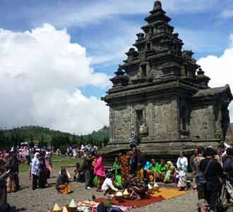 Ruwatan Anak Rambut Gimbal di Dieng