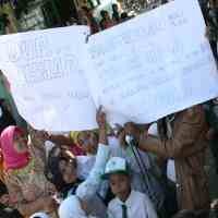 Pengurus Yayasan Lama Diganti, Ratusan Orangtua Siswa Demo