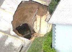 Lubang Besar Menganga di Florida, Satu Mobil Ambles