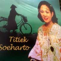 Spanduk Titiek Bersaing dengan Prabowo di Bali 