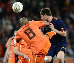 Tendangan Kung-Fu De Jong Masih Buat Xabi Kesal