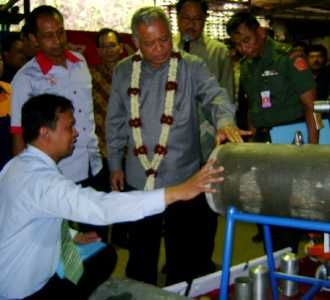 Menhan Kunjungi Indutri Bomb P 100