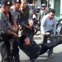 Permintaan Tak Dituruti, Seorang Anak Nyaris Bunuh Ibu Kandung