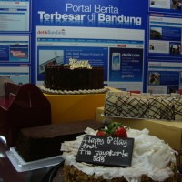 12 Tahun Detik, Kantor Bandung Banjir Kue