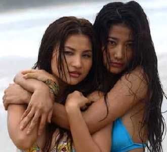 Parade Artis Berbikini di Pengantin Topeng