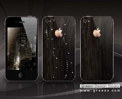 iPhone Berlapis Kayu Hitam dan Emas