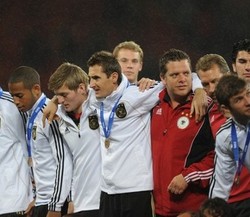 Tidak Berpesta, Der Panzer Minta Maaf