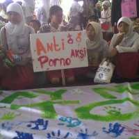 Guru SMP Assalam Ajak Siswa Baru Berdemo Kecam Pornografi