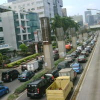 Ada Bagi-bagi Bensin Gratis, Lalin di Kuningan Macet Panjang