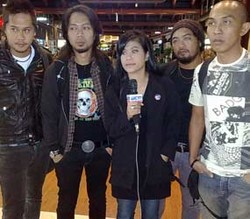 Kikan Hengkang, Cokelat Pecat Drummer