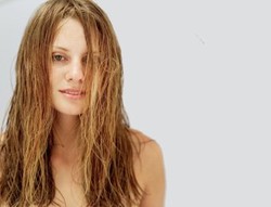 Tips Perawatan Rambut Setelah Berenang