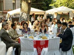 Minum Wine Campur Ikan Dabu-Dabu