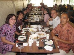 Kekenyangan Sushi Sampai Kepala Ikan Salmon!