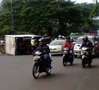 Mobil Boks Terguling di Casablanka
