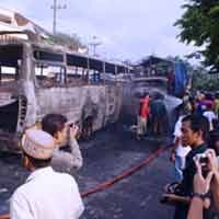 Api yang Membakar Bus Dahlia dan Truk Berhasil Dipadamkan