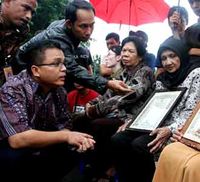 Deny Indrayana Temui Janda Pahlawan