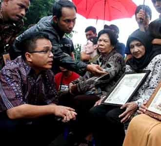 Deny Indrayana Temui Janda Pahlawan