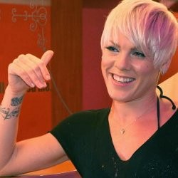 Konser di Jerman, Pink Jatuh ke Barikade