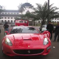 Woow.. Ada Ferrari Parkir Depan Gedung Sate!